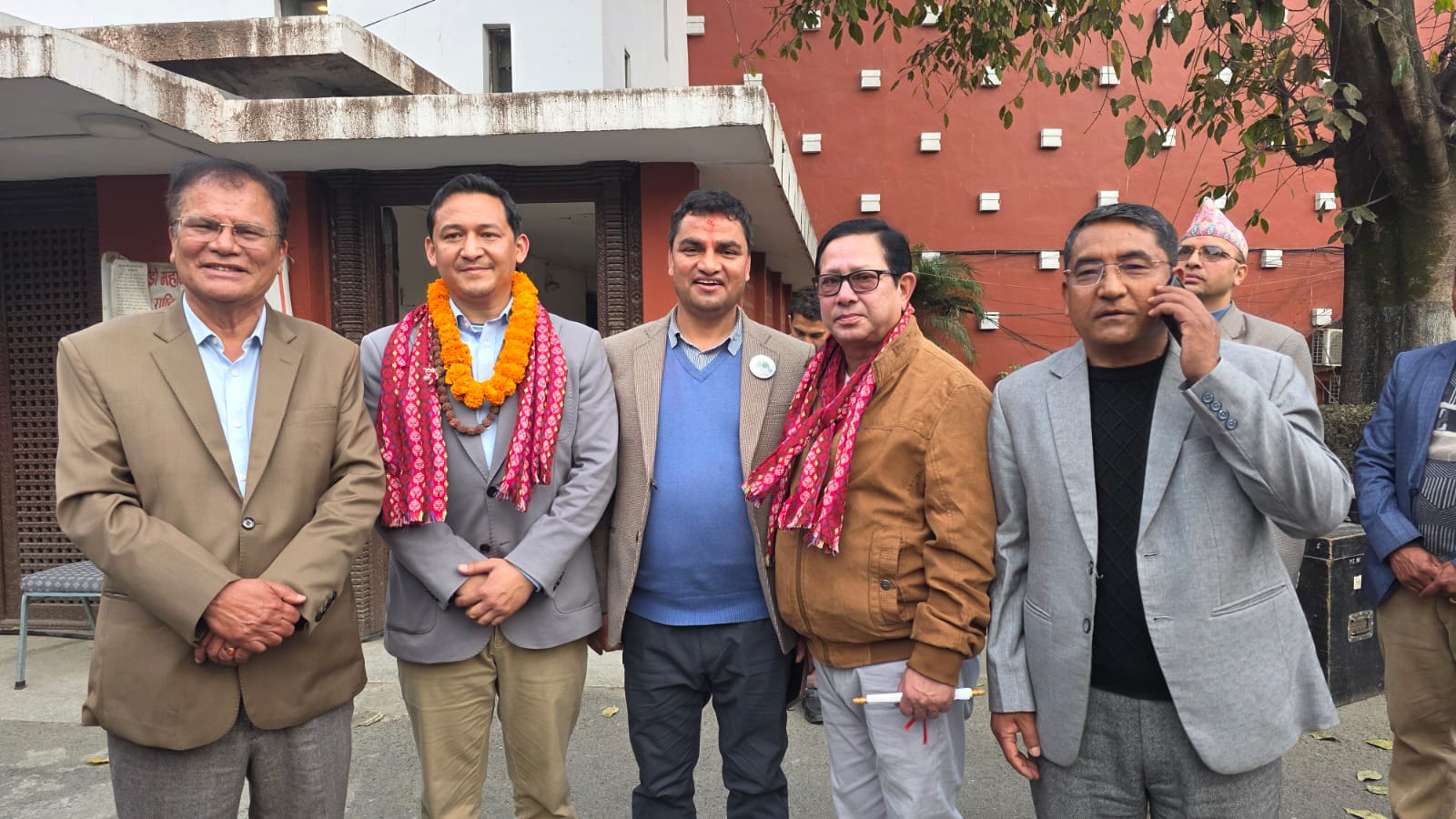 काठमाडौं ५ मा रास्वपाका टिकट आकांक्षी प्रणय राणा र नेपाल कम्युनिष्ट पार्टीका केन्द्रीय सदस्य दीपक केसी कांग्रेस प्रवेश